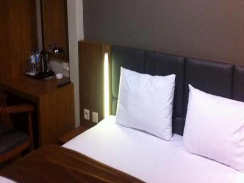 Votel Viure Hotel Jogjakarta Maguwo Eksteriør bilde